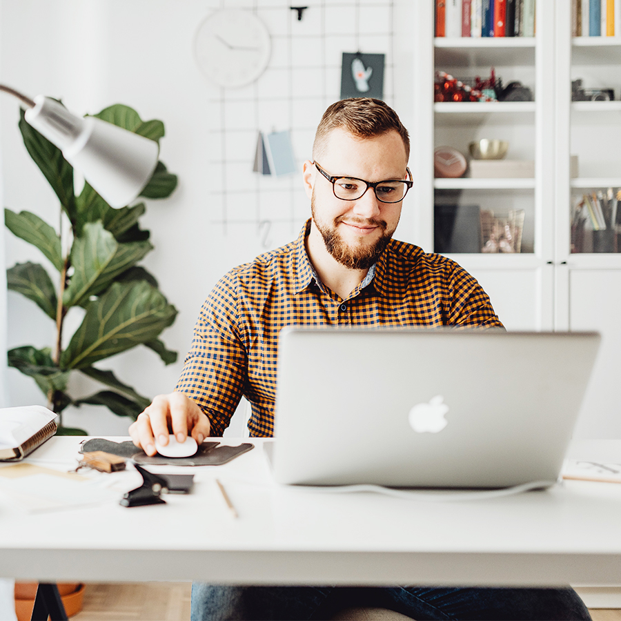 Homme en télétravail en train de lire un documents numérisé avec la technologie WorkFlow Central.