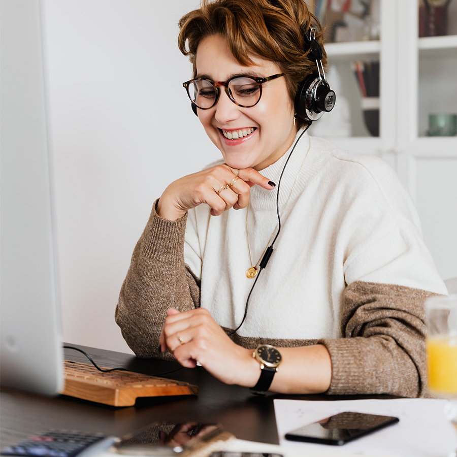 Femme en télétravail qui est en communication unifiée grâce à une service de téléphonie Axens