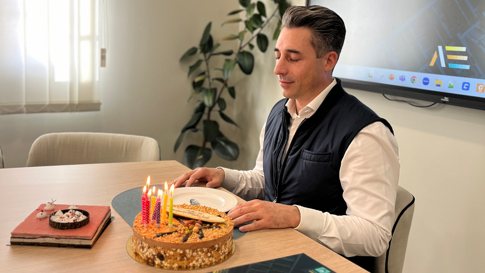 Anniversaire au bureau : notre président souffle ses bougies