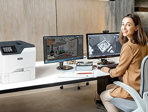 Femme dans un bureau à côté de l'imprimante Xerox® VersaLink® C620