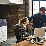 Un homme et une femme se tiennent côte à côte devant un ordinateur, concentrés sur l'écran. L'imprimante couleur Xerox® VersaLink® C7000 est en arrière-plan. Un homme et une femme se tiennent côte à côte devant un ordinateur, concentrés sur l'écran. L'imprimante couleur Xerox® VersaLink® C7000 est en arrière-plan.